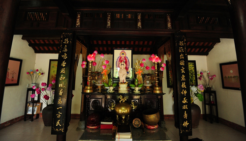 Trang trí bàn thờ gia tiên bằng Hoa sen giấy Thanh Tiên